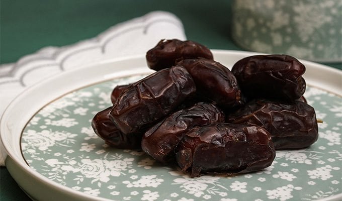 Hurma Kaç Kalori? 1 Adet ve 100g Hurma Besin Değerleri