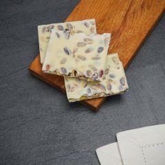 Antep Fıstıklı Beyaz Sütlü Kırma Çikolata