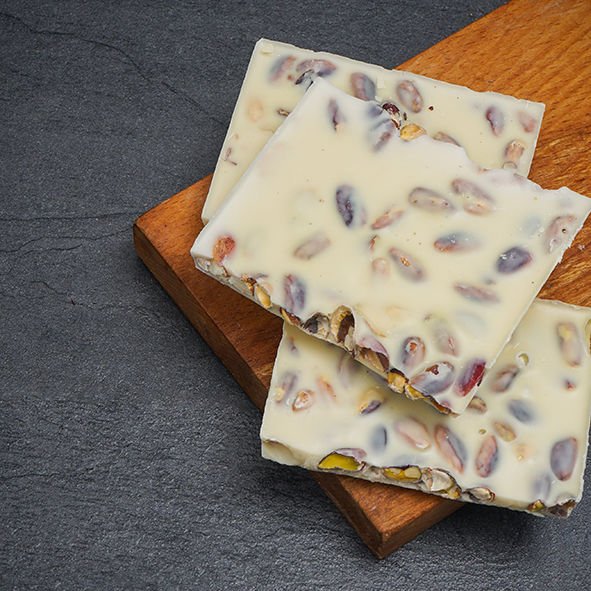 Antep Fıstıklı Beyaz Sütlü Kırma Çikolata