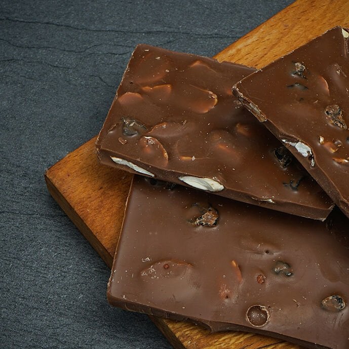 Yaban Mersinli Bademli Kırma Çikolata