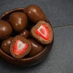 Sütlü Çikolatalı Kaplama Çilek | Meyvemsi Tat, Yumuşak Çikolata ve Şık İkram