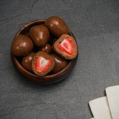 Sütlü Çikolatalı Kaplama Çilek | Meyvemsi Tat, Yumuşak Çikolata ve Şık İkram